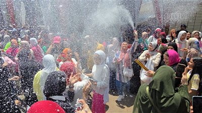 «باي باي ثانوية عامة».. الطلاب يودعون الامتحانات بالسيلفي والبالونات.. شاب يحتفل بتيشرت الزمالك.. وغناء «اتفتح باب الزنازين» أمام اللجان (فيديو وصور) 