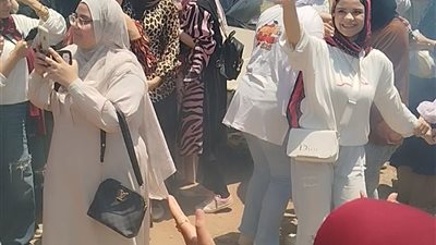 طبل وزغاريد وألعاب نارية، طلاب الثانوية العامة بالغربية يحتفلون بانتهاء الامتحانات (فيديو)