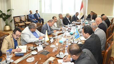 وزير الإسكان يتابع موقف مشروعات مرافق مياه الشرب والصرف الصحي بالمدن الجديدة
