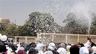 بالطبل والمزمار، طلاب الثانوية العامة بالإسماعيلية يحتفلون بانتهاء الامتحانات (فيديو وصور) 