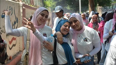 طالبات الثانوية بالجيزة يحتفلن بانتهاء الامتحانات بارتداء تي شيرتات تحمل صورهن في الطفولة 