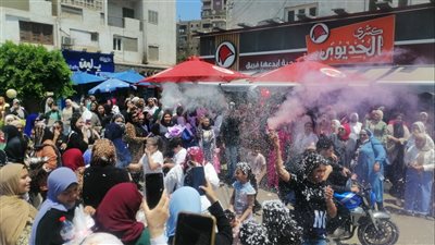 عند بيت أم فاروق، طلاب الثانوية بالقليوبية يرددون الأغاني الشعبية احتفالا بانتهاء الامتحانات (فيديو)