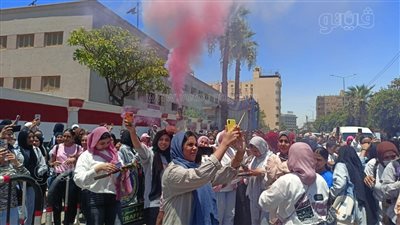 بالطبل والمزمار البلدي، طلاب الثانوية بالأقصر يحتفلون بانتهاء الامتحانات (فيديو وصور)