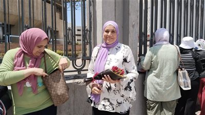 امتحانات الثانوية العامة، أولياء الأمور يستقبلون أبناءهم بالورد والقبلات أمام لجان الإسكندرية (صور)