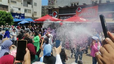 بالزغاريد والفوم، طلاب الثانوية العامة بالقليوبية يحتفلون بانتهاء الامتحانات (صور)