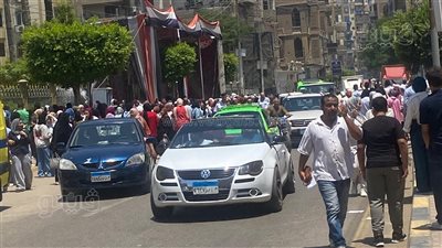 عطلوا حركة المرور، طلاب الثانوية بالمنوفية يحتفلون بانتهاء الامتحانات بالزغاريد والألعاب النارية (فيديو)