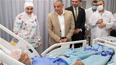 محافظ الإسماعيلية يستمع لآراء المواطنين حول الخدمات الطبية بمستشفى القصاصين (صور) 