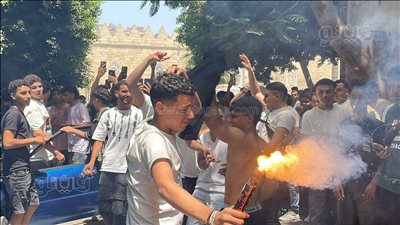 طلاب الثانوية العامة يشعلون الشماريخ احتفالًا بانتهاء الامتحانات بالقاهرة (فيديو وصور)