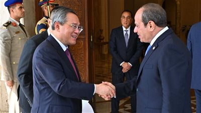 تفاصيل لقاء السيسي ورئيس مجلس الدولة الصيني (صور)