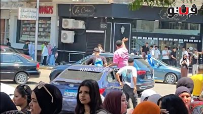 من داخل سياراتهم، طلاب الثانوية العامة يحتفلون بانتهاء الامتحانات في شوارع الدقي (فيديو)