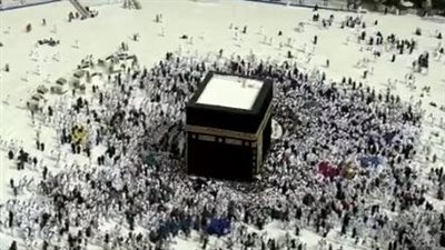 بعد غسلها، ضيوف الرحمن يتسابقون لتقبيل جدران الكعبة (فيديو)