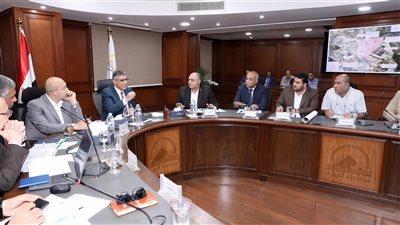 محافظ الجيزة يتابع موقف تنفيذ مشروعات مياه الشرب والصرف الصحي