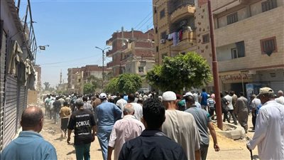 المئات من أهالي القنطرة شرق يشيعون جثمان المطرب الشعبي عواد لمثواه الأخير (صور) 