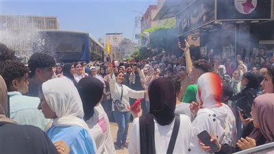 البنات بالشماريخ والأولاد بثلج الأفراح، طلاب الثانوية العامة بالدقهلية يحتفلون بانتهاء الامتحانات (فيديو وصور)