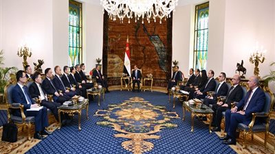 السيسي يستقبل رئيس مجلس الدولة الصيني.. ويؤكد الحرص على تعزيز التعاون وتفعيل الشراكة الاستراتيجية الشاملة بين البلدين.. ويبرز تطلعه لجذب المزيد من الاستثمارات بقطاعات الطاقة وصناعة السيارات الكهربائية