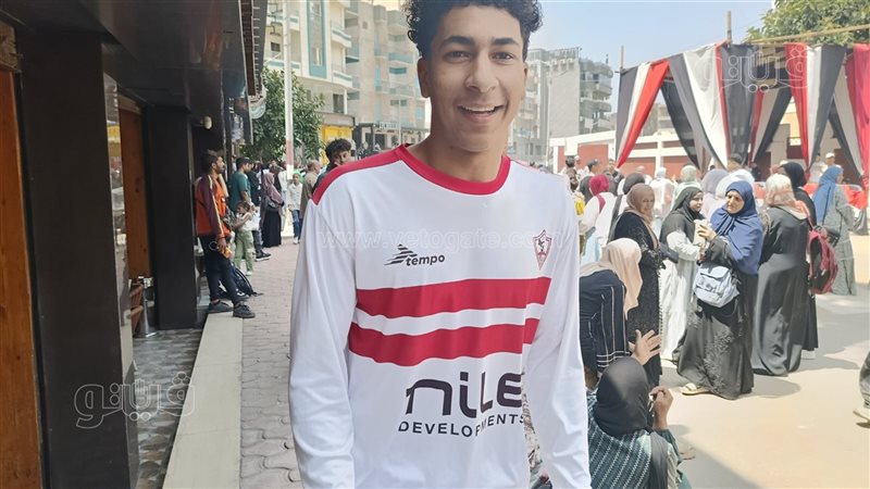 طالب يرتدي تيشيرت