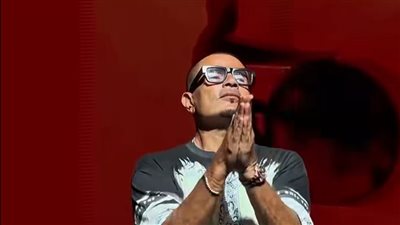 فوجئ بطفل في أحضانه، عمرو دياب يتألق خلال حفل جدة ويبهر الجمهور بكلاسكياته ورقصه (فيديو)