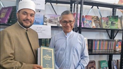 وزير الثقافة الفنزويلي يزور جناح الأعلى للشئون الإسلامية بمعرض كاراكاس للكتاب (صور)
