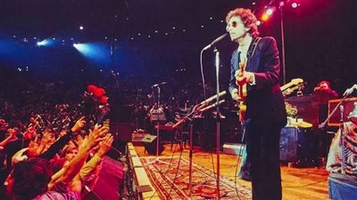 صاحب نوبل للآداب، الأسطورة بوب ديلان يعود لإحياء ليالي باريس