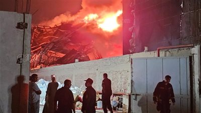 استمر أكثر من ٥ ساعات، لقطات ترصد جهود الحماية المدنية لإخماد حريق مصنع بدر (فيديو)