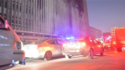 عودة الحياة، فتح شارع رمسيس أمام حركة السيارات بعد السيطرة على حريق السنترال (فيديو) 