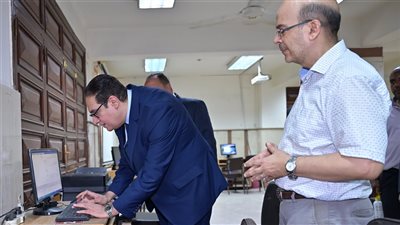 رئيس جامعة القاهرة يتفقد معامل التنسيق الإلكتروني (صور)