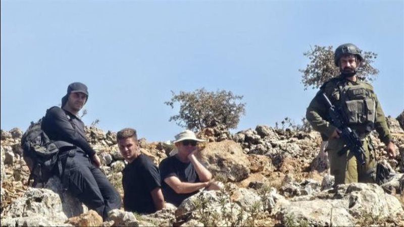مستوطنون في حماية
