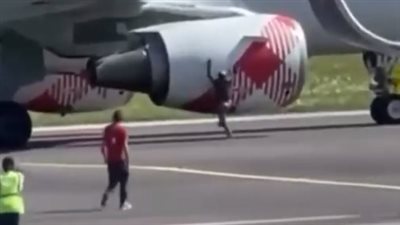 مقطع مرعب، محرك طائرة يسحب شخصًا ويقذفه على الأرض (فيديو)