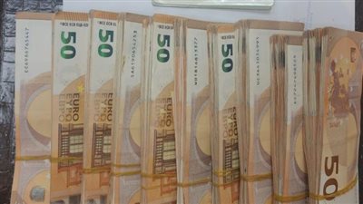 ضبط شخصين بمطار القاهرة لمحاولتهما تهريب عملات مالية 