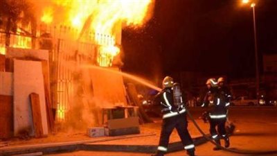 المعمل الجنائي يعاين حريق مصنع مواد بلاستيكية في أكتوبر