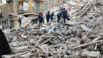 فرق الإنقاذ تبحث عن مفقودين في عقار العطارين المنهار بالإسكندرية