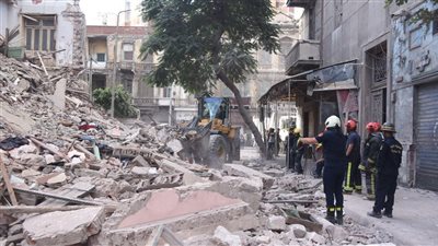 محافظ الإسكندرية يصل إلى موقع العقار المنهار بمنطقة العطارين