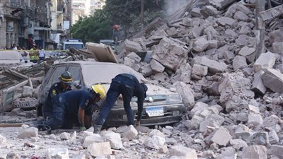 الحماية المدنية بالإسكندرية تواصل البحث عن مفقودين أسفل أنقاض عقار العطارين المنهار 