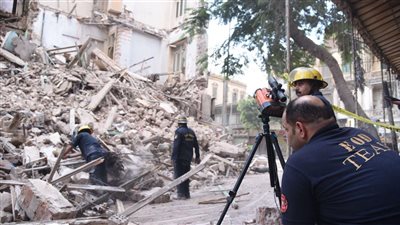 النيابة تعاين عقار العطارين المنهار في الإسكندرية 