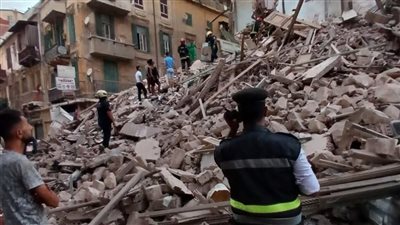 مصرع شخصين وإصابة 4 آخرين في انهيار عقار العطارين بالإسكندرية (فيديو)