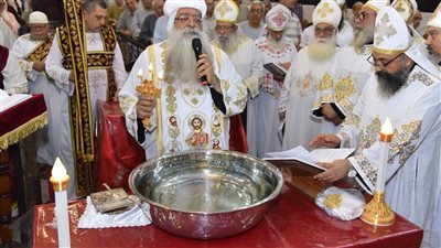 مطران دشنا يصلي القداس بكاتدرائية مارجرجس