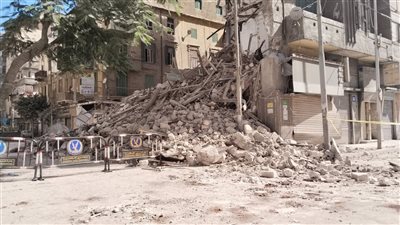 5 صور ترصد آثار انهيار عقار العطارين بالإسكندرية 