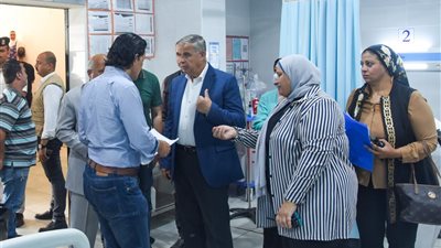 محافظ الإسكندرية يزور مصابي حادث انهيار عقار العطارين بالمستشفى (صور)