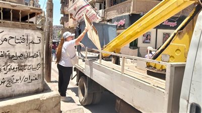 إدارة الإعلانات بأسيوط تواصل حملاتها لإزالة اللافتات غير المرخصة (صور)