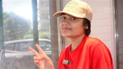 تعمل بالمطاعم وتحلم بأن تصبح شيفا، قصة حنين محمود الأولى في دبلوم الفنادق (فيديو وصور) 