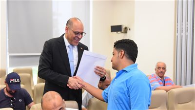 وزير العمل يُسلم عقودا جديدة لذوي همم بالقاهرة