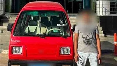 ضبط قائد سيارة نفذ حركات استعراضية خطرة بالطريق السياحي بأكتوبر دون رخصة قيادة