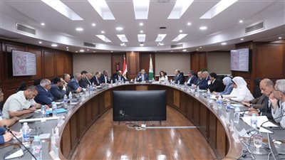 محافظ الجيزة يبحث مع نائب وزير الإسكان موقف تنفيذ مشروعات مياه الشرب والصرف الصحي 