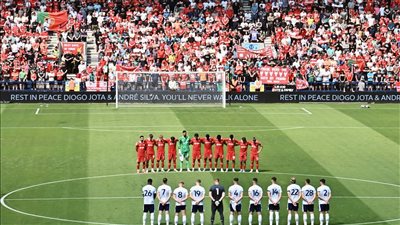 لاعبو وجماهير ليفربول يقفون للهتاف لجوتا عقب انتهاء مباراة بريستون (فيديو)