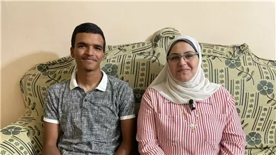 والدة الأول على الدبلومات الفنية: اكتشفت موهبة أشرف في مجال الإلكترونيات مبكرا (فيديو وصور) 