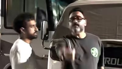 مش هعمل كده، أكرم حسني ينفعل في لوكيشن تصوير ويغادر المكان (فيديو)