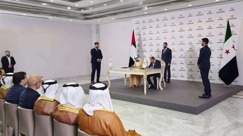 لحظة توقيع الاتفاقية،
