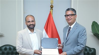 وزير التموين يكرم صاحب تتبع السلع الغذائية عبر منصة 