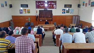 رئيس منطقة كفر الشيخ الأزهرية يجتمع بالعاملين لبحث تطوير العمل الإداري