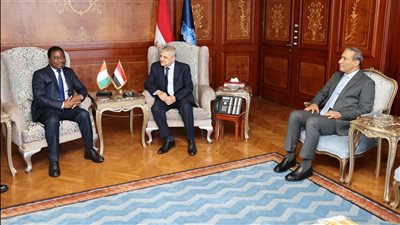 رئيس هيئة قناة السويس يبحث سبل التعاون الثنائي مع السفير الإيفواري (صور) 